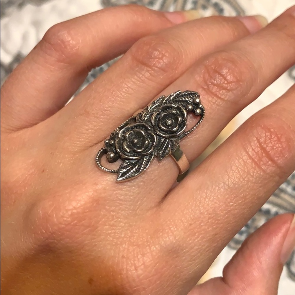 .925 Sterling Silver flower ring
